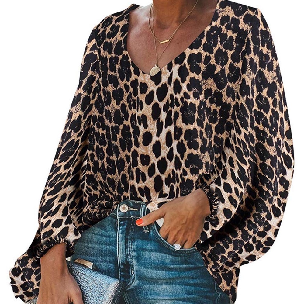 Leopard print vneck top